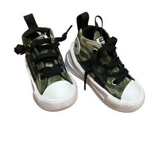 Converse all star chuck Taylor size 5 toddler.